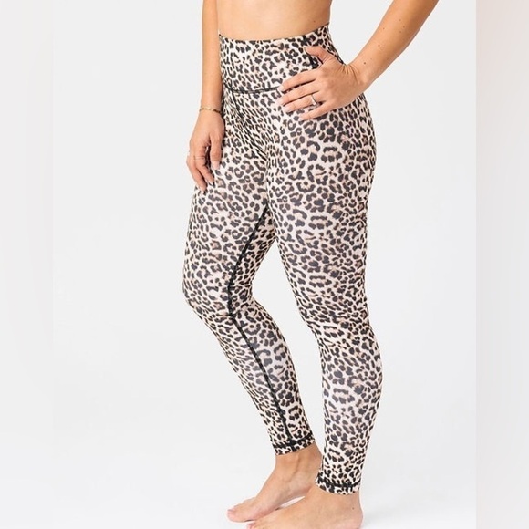 Zyia Leopard Brilliant Scrunchy What Hi-rise 7/8 Leggings - Picture 7 of 7